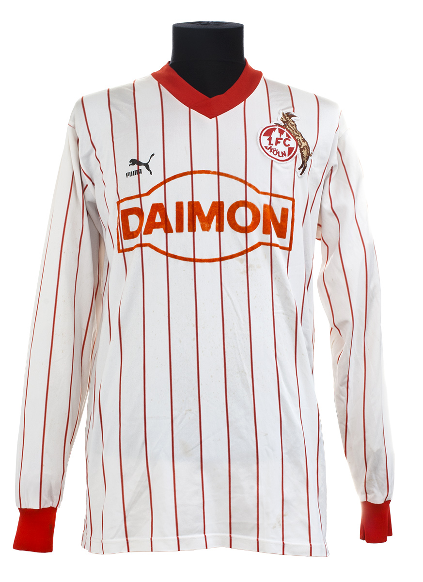 Weißes Fußballtrikot mit roten Längsstreifen des FC Köln