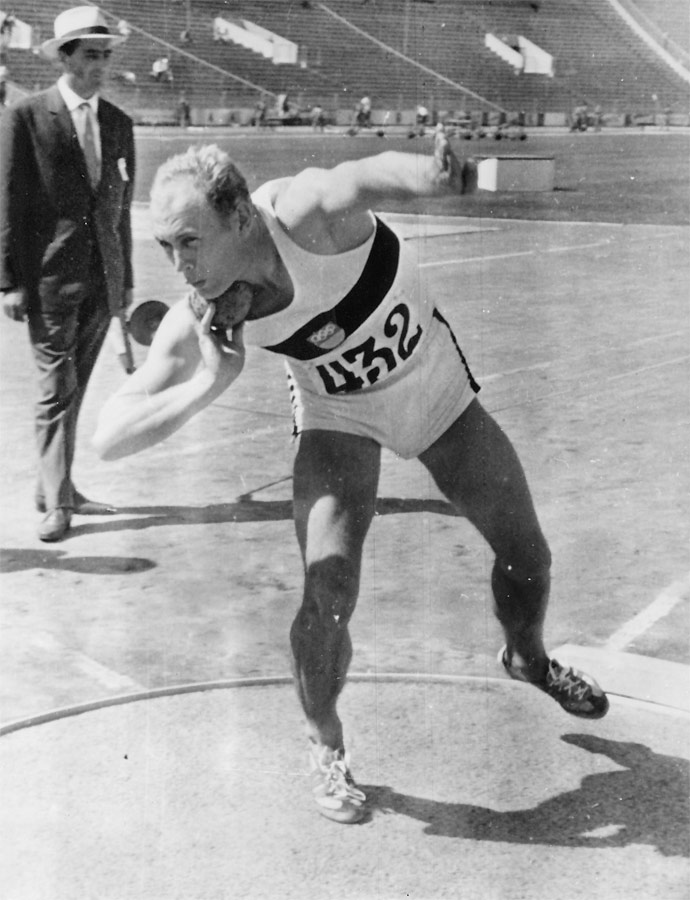 Fotografie in Schwarz und Weiß von Willi Holdorf während des Kugelstoßens