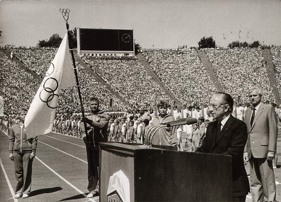 Juan Antonio Samaranch an einem Rednerpult im gefüllten Leipziger Zentralstadion