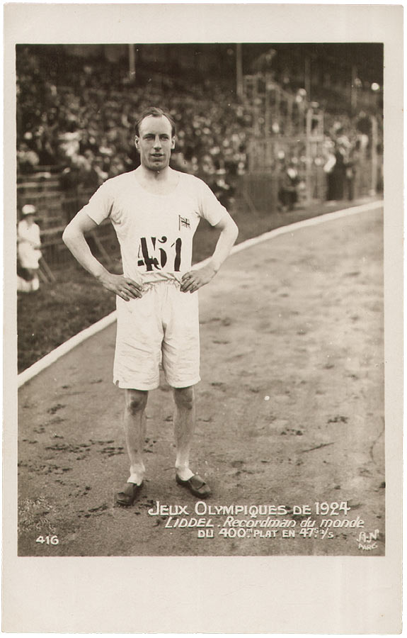 Schwarz-Weiß Fotografie von Eric Liddell mit Startnummer 451 auf Laufbahn