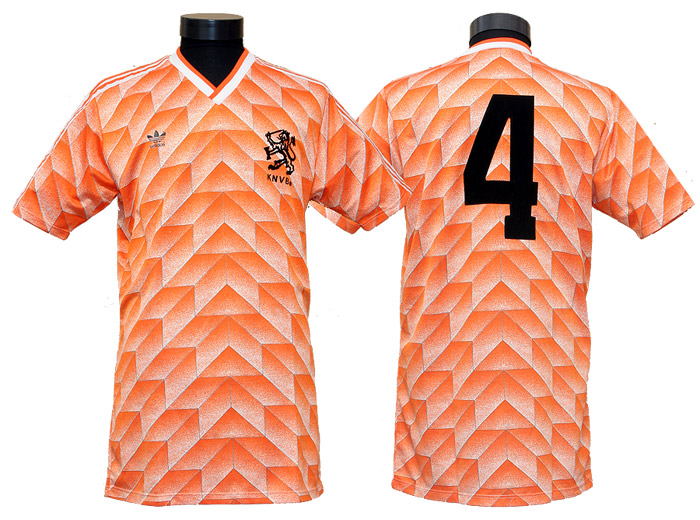 Orangenes Fußballtrikot mit der Rückennumer 4