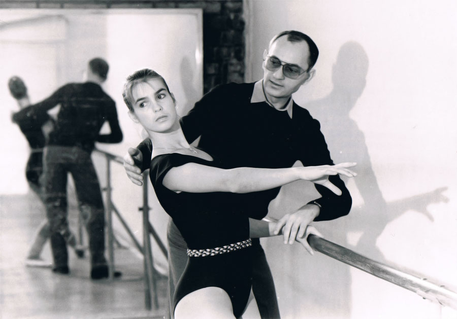Fotografie in Schwarz und Weiß von Katarina Witt an eine Ballettstange mit Choreograph Rudi Suchy