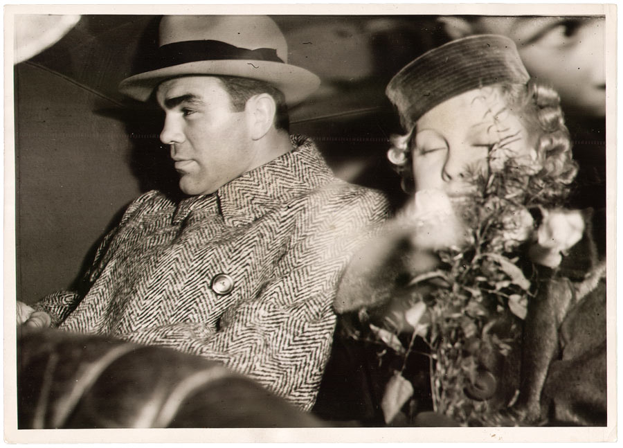 Max Schmeling in Begleitung seiner Frau Anny Ondra