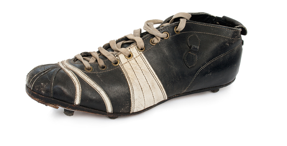 Schwarzer Leder-Fußballschuh der Marke PUMA