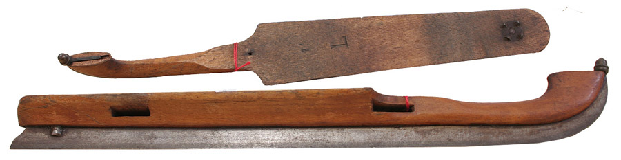 Holzschlittschuh mit Kufe aus Eisen