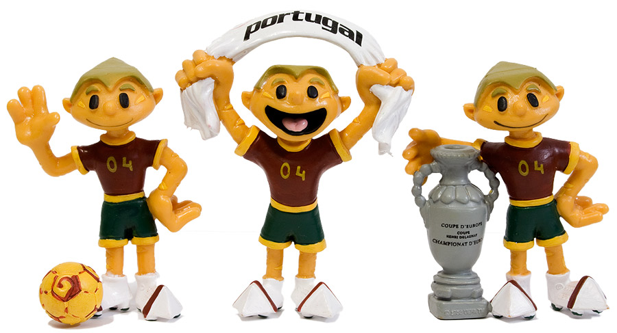Drei Figuren eines Mannes mit grüner Sporthose und rotem Trikot. Mit Ball, Schal und Pokal