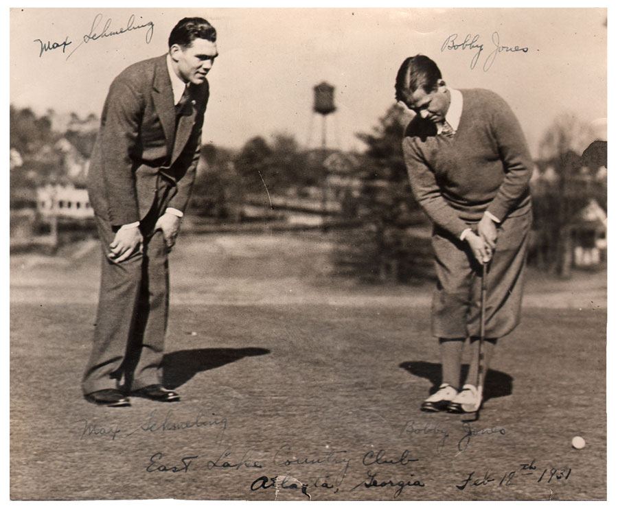 Max Schmeling schaut Bobby Jones beim Schlag zu